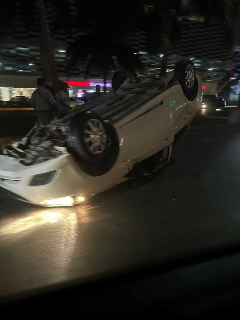 Accidente en Cancún: Conductor pierde el control y vuelca su vehículo en la avenida Bonampak