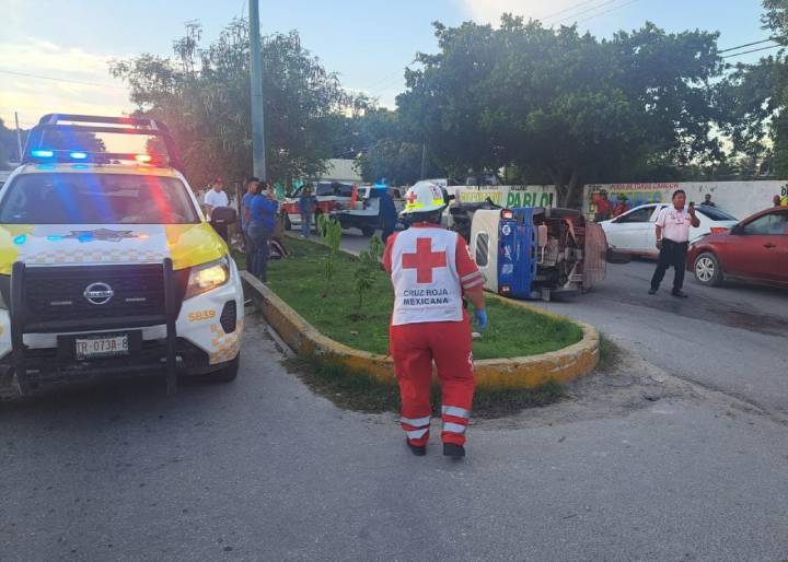 Accidente en Cancún: Dos heridas tras colisión de mototaxis