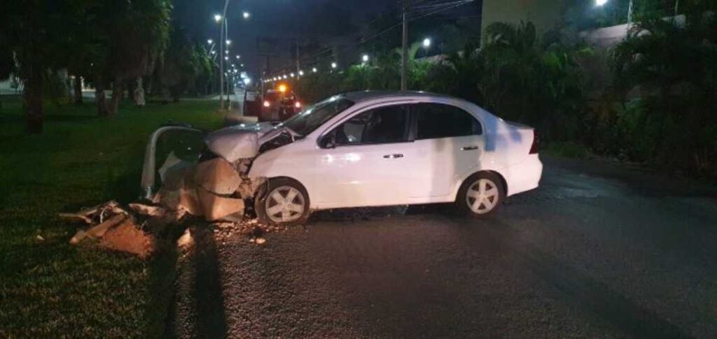 Accidente en Huayacán: Joven estrella su automóvil contra poste de alumbrado