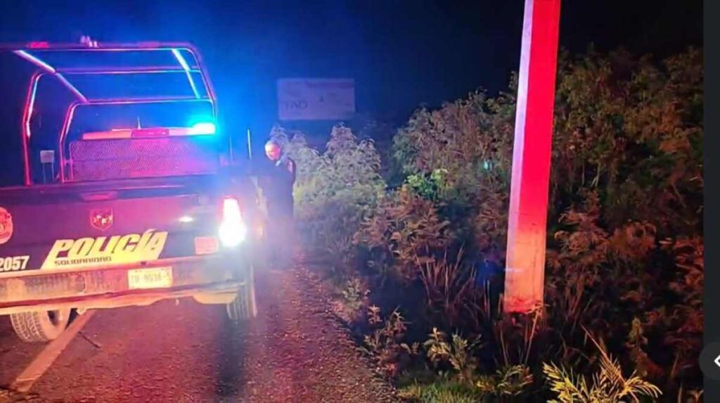 Accidente en la Carretera Federal de Playa del Carmen: Camioneta Honda Negra cae en Zanja cerca de Paamul