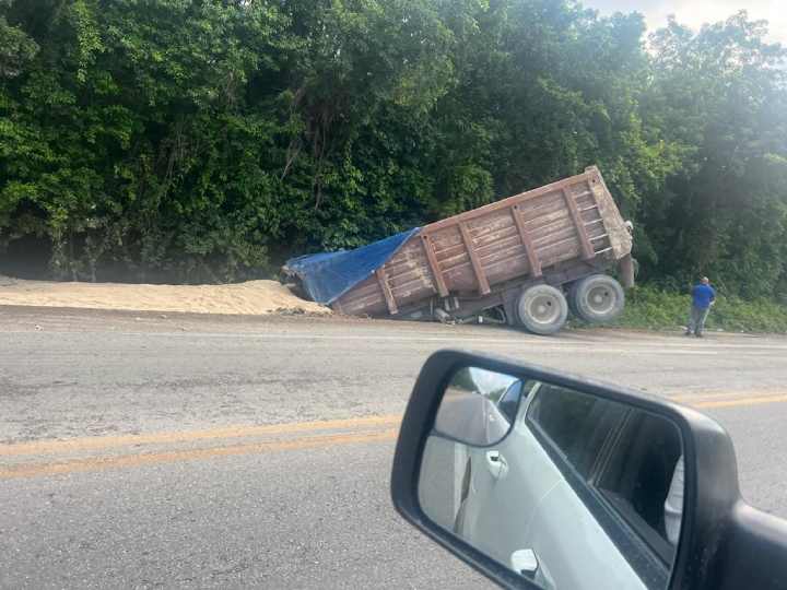 Accidente en la Carretera de Mérida-Cancún: Camión Góndola Se Desvía y Termina en la Maleza Cerca del Aeropuerto de Cancún