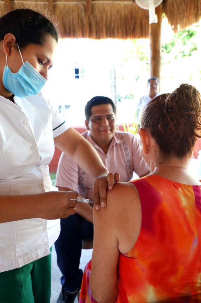 Adultos mayores del DIF Solidaridad reciben vacunas contra el neumococo para proteger su salud 2