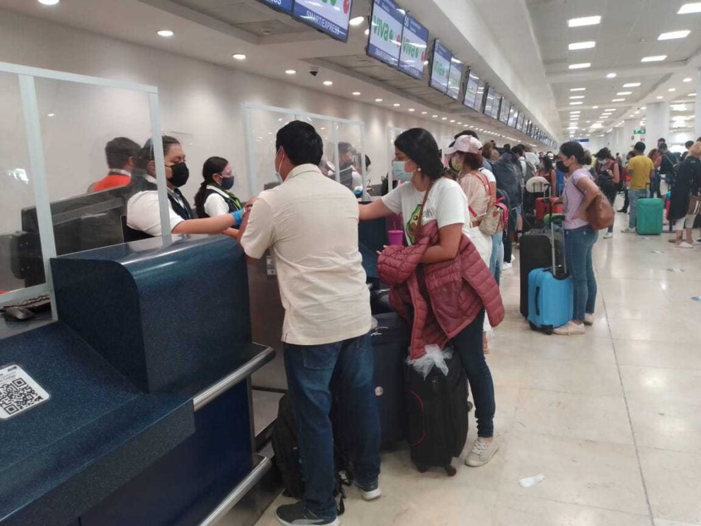 Aeropuerto de Cancún recupera la normalidad tras incidente volcánico