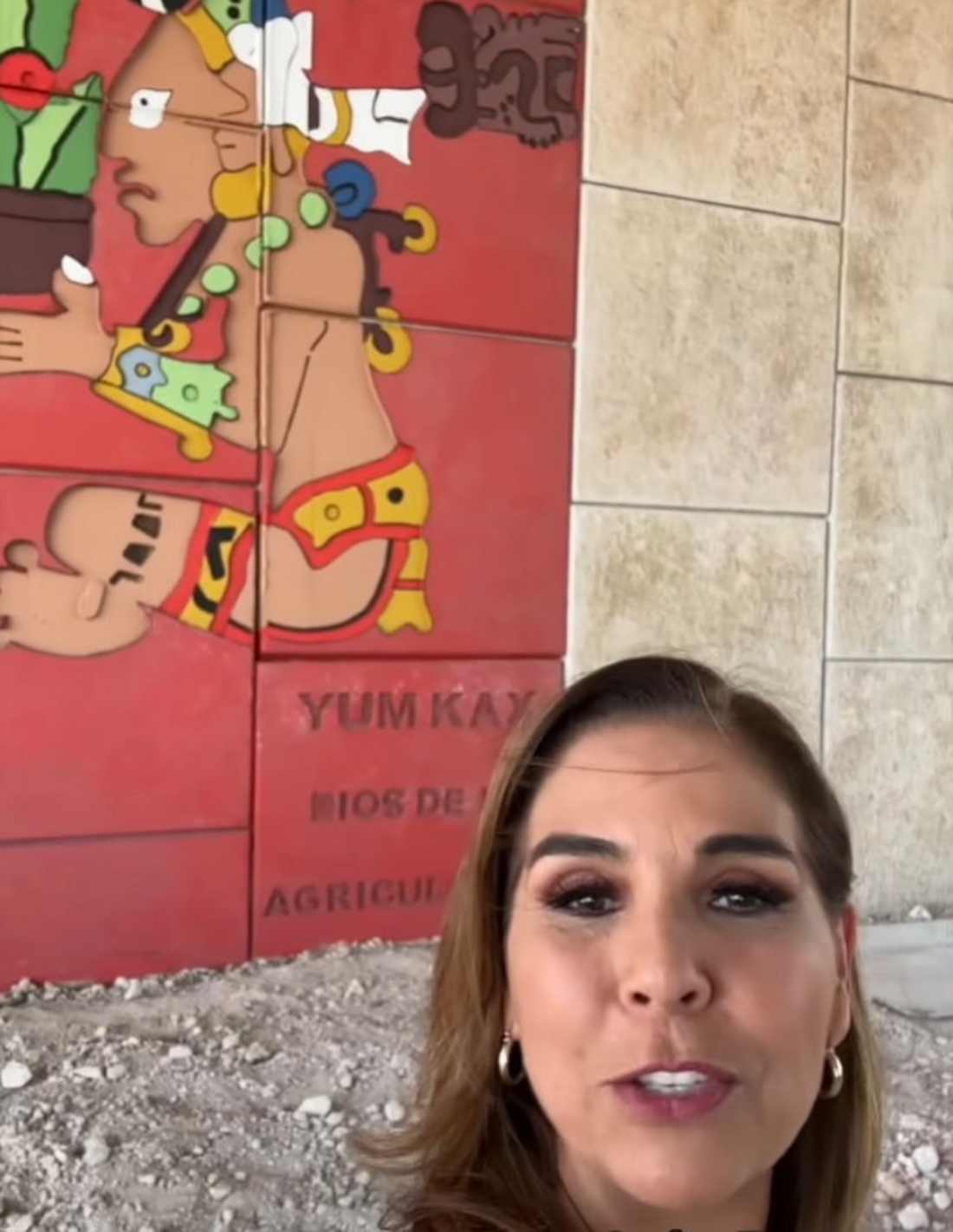 Artistas realizan murales bajo el puente del distribuidor vial del aeropuerto de Cancún
