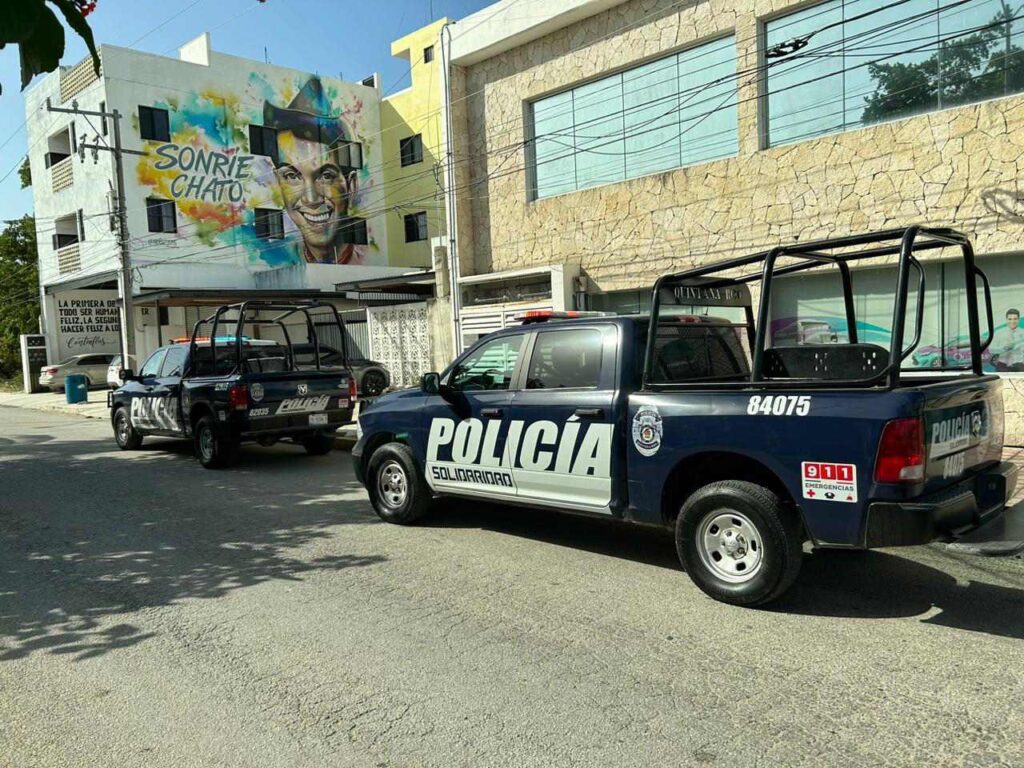 Automóvil en el Arco Vial de Playa del Carmen es objeto de acto vandálico