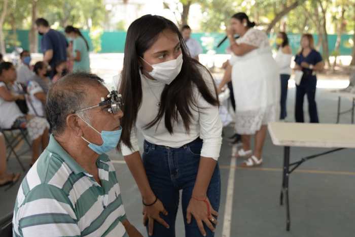 Ayuntamiento-de-Tulum-entrega-más-de-400-lentes-oftálmicos