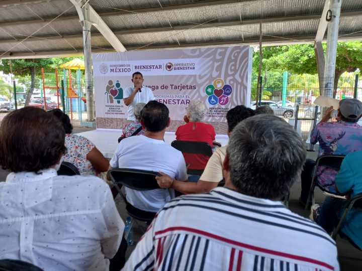 Beneficio Vitalicio: 300 Pensionados en Cancún Reciben Tarjetas Bancarias del Gobierno Federal