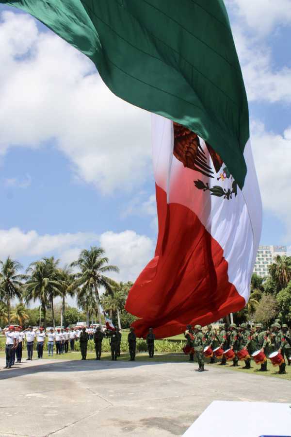 Blanca Merari presidenta municipal de Cancun presencia la toma de protesta de los conscriptos del SMN 2