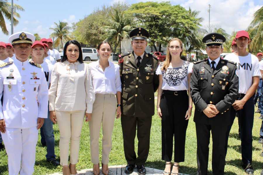 Blanca Merari presidenta municipal de Cancún presencia la toma de protesta de los conscriptos del SMN