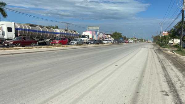 Bloqueo de transito en Lopez Portillo de Cancun 1