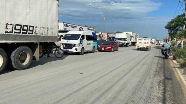Bloqueo de tránsito en López Portillo de Cancún