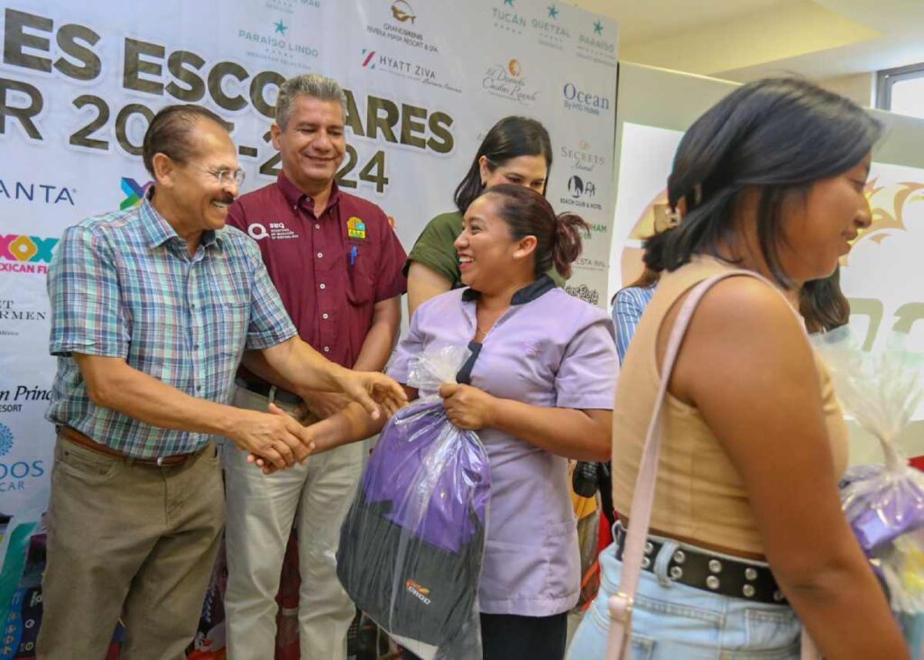 CROC Impacta en la Educacion de Quintana Roo Distribuye 40300 Paquetes Escolares en Solidaridad 2