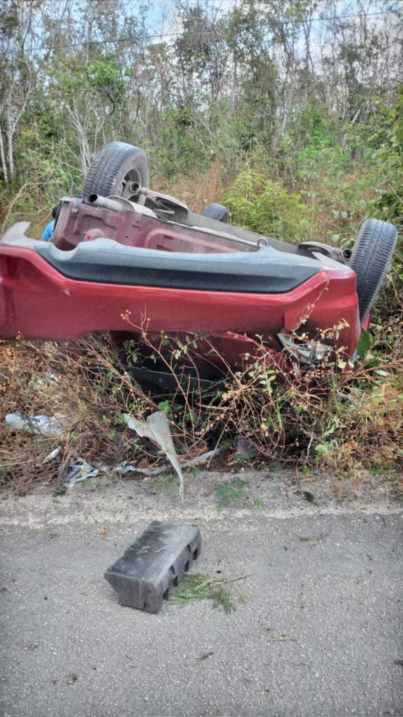 Camioneta vuelca en la carretera Tulum-Cobá debido a exceso de velocidad