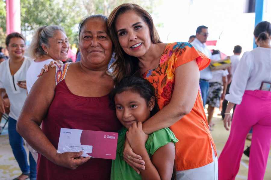 Campaña "Mujer es Vida": Mara Lezama entrega tarjetas de apoyo en Quintana Roo