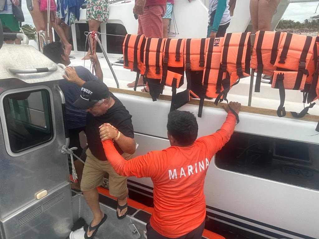 Catamarán con 23 personas queda varado cerca de Mahahual