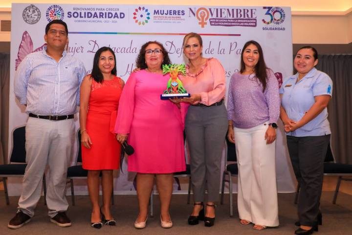 Celebrando el Compromiso de Mujeres Ejemplares en Playa del Carmen 2