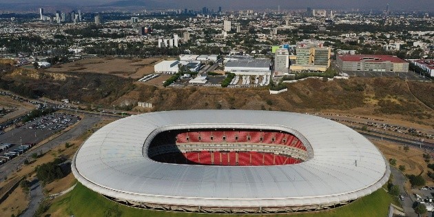 Chivas: Estadio Akron da su versión sobre llanta en estacionamiento