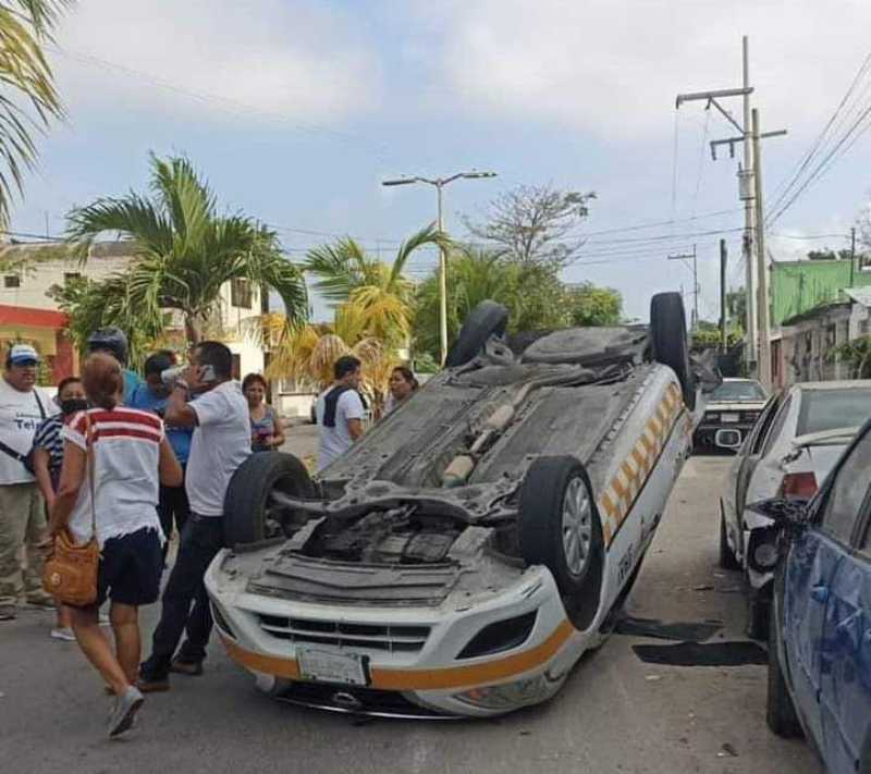 Choque en Chetumal deja a conductor de taxi herido y unidad volcada