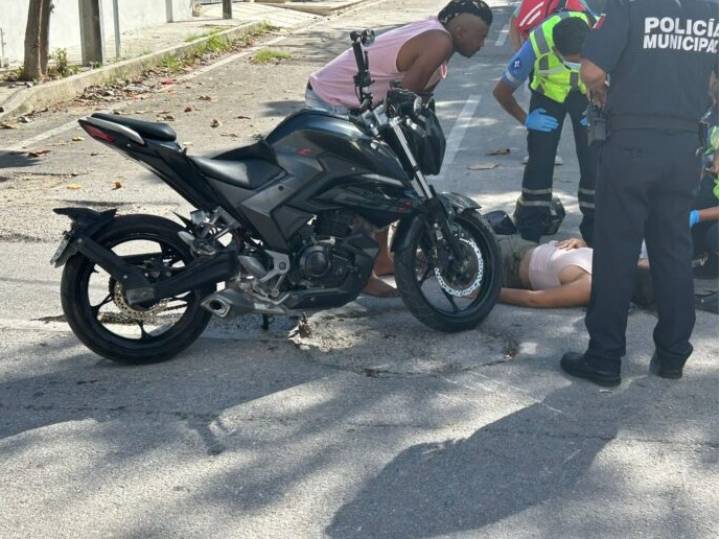 Choque en Playa del Carmen: Motociclista infringe señal de tránsito y provoca colisión, dejando una persona herida