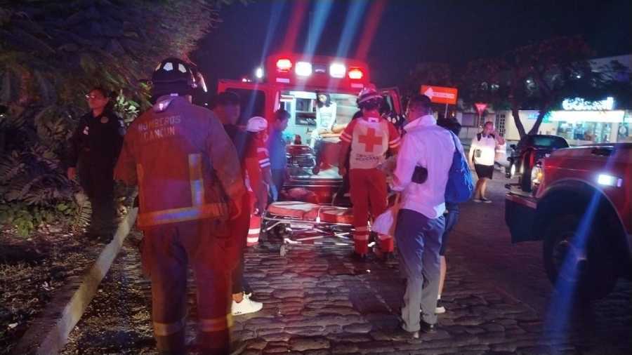 Choque en el centro de Cancun deja al menos ocho heridos tras colision entre van y autobus 1