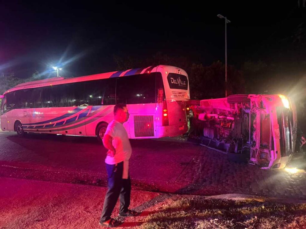 Choque en el centro de Cancún deja al menos ocho heridos tras colisión entre van y autobús
