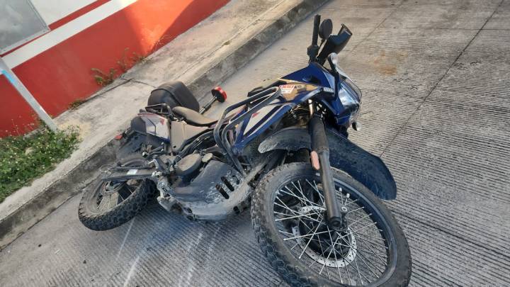Choque en la Región 101 de Cancún: Motociclista Impacta de Frente con Automóvil por Circular en Sentido Contrario