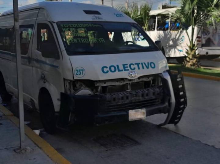 Choque entre Vehículo de Alquiler y Combi en Colonia Colosio, Playa del Carmen