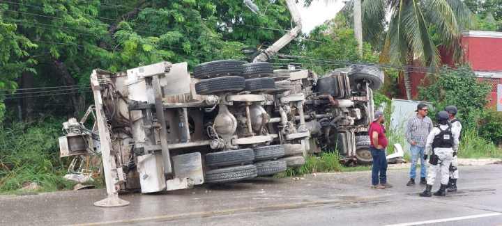 Colisión en Carretera Playa del Carmen-Tulum: Grúa Vuelca y Poste de CFE Sufre Daños