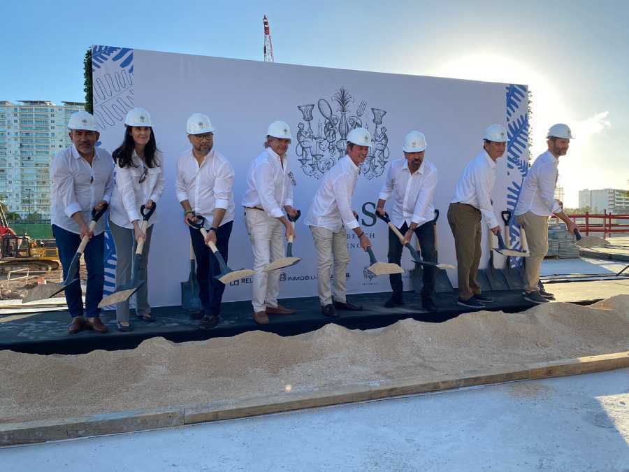 Comienza la construcción de la cuarta torre de lujo SLS Bahia Beach en Cancún con la ceremonia de colocación de la primera piedra