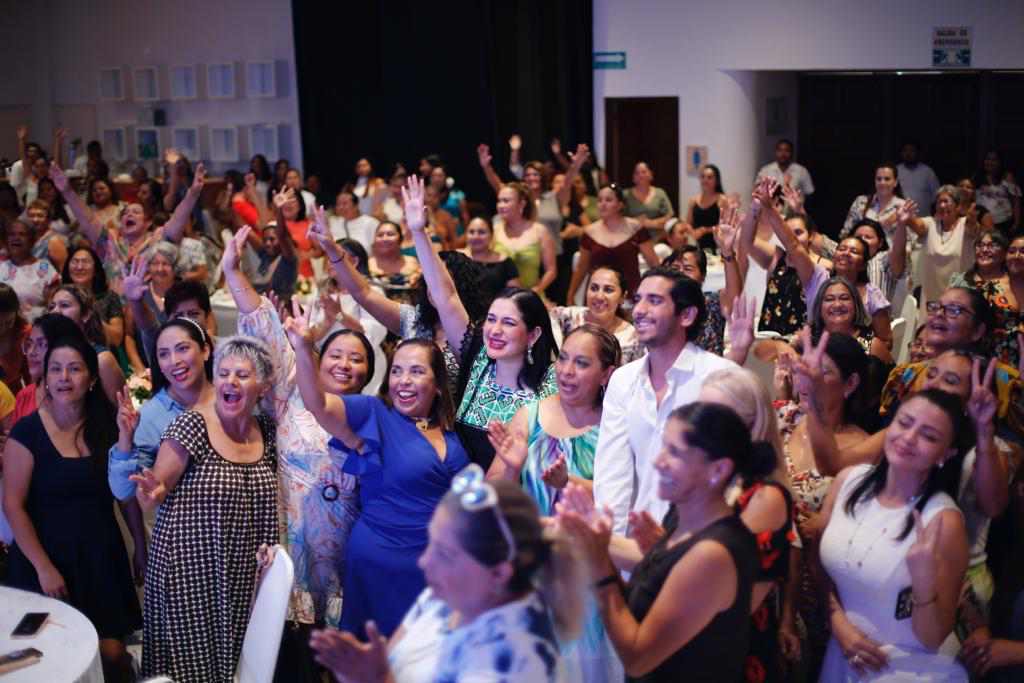 Con cientos de mamás de Solidaridad celebra Estefanía Día de las Madres