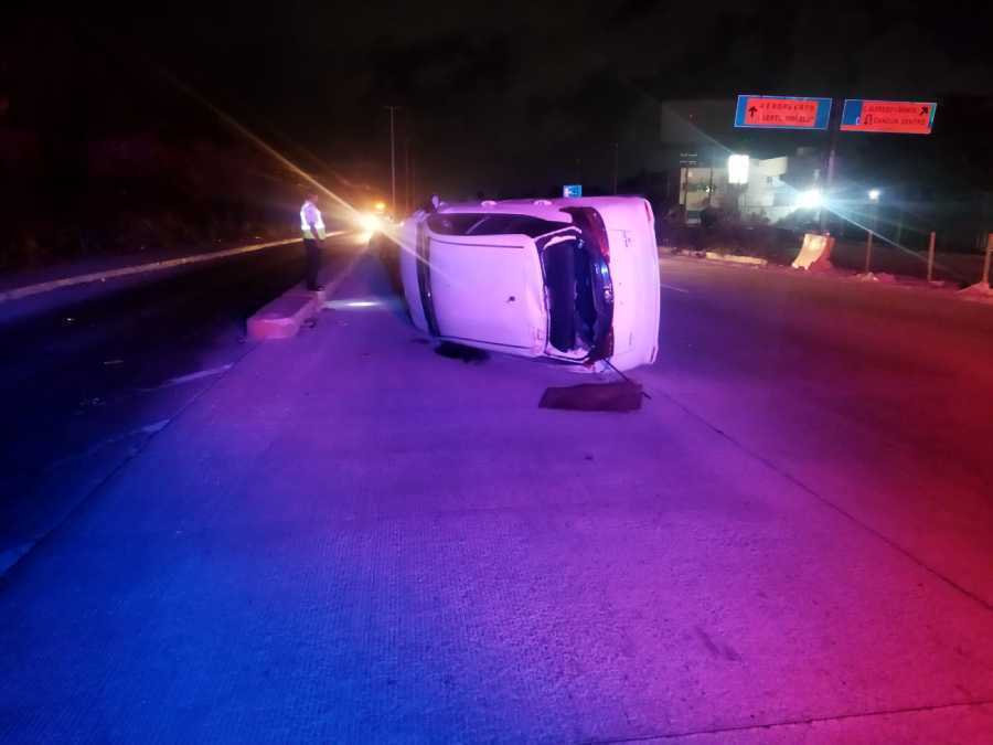 Conductor a exceso de velocidad choca y vuelca en el Bulevar Colosio de Cancún