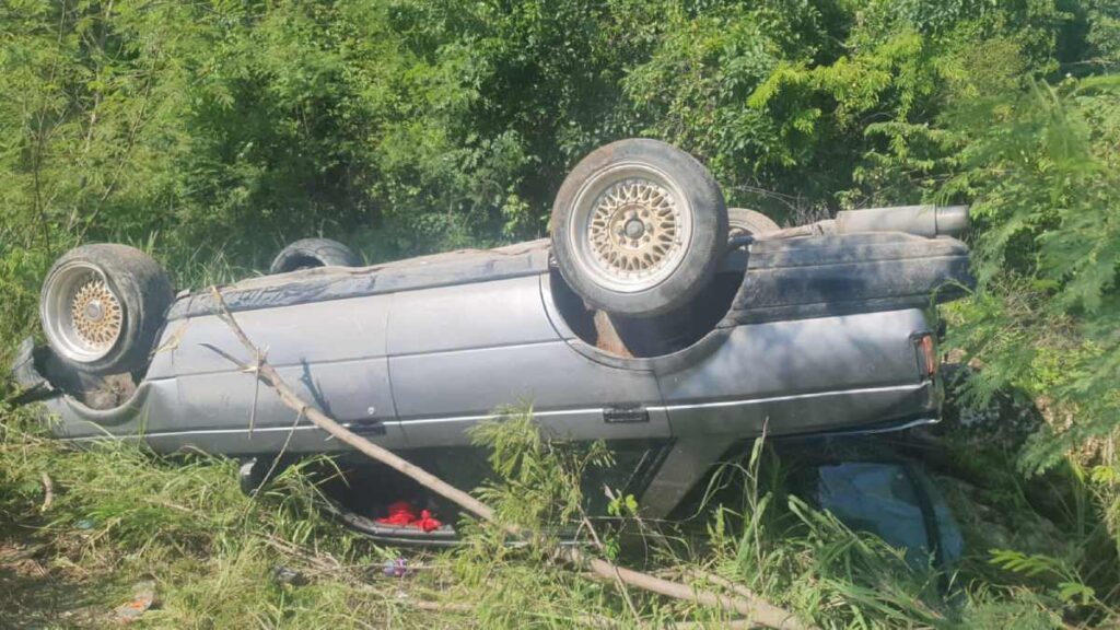 Conductor abandona escena tras volcar automóvil al colisionar con poste en el arco norte de Cancún