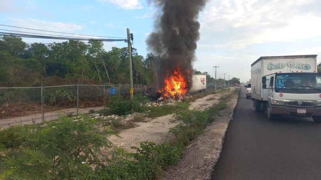 Conflagración de Tráiler cerca del Aeropuerto Internacional de Cancún