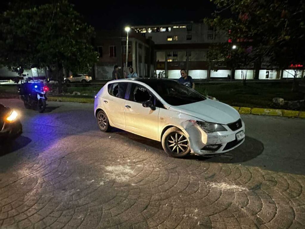 Confrontación entre conductores en Cancún deja un vehículo con los vidrios destrozados