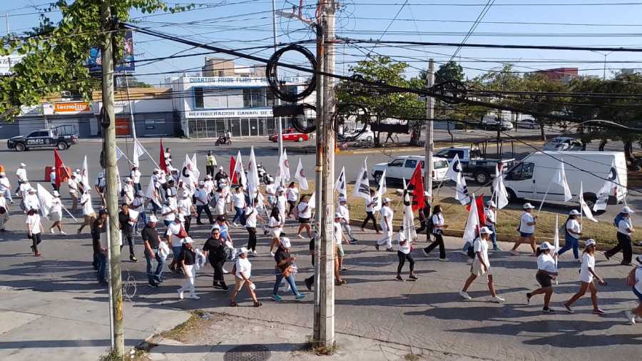 Conmemoran el Día del Trabajo en Quintana Roo con desfile laboral