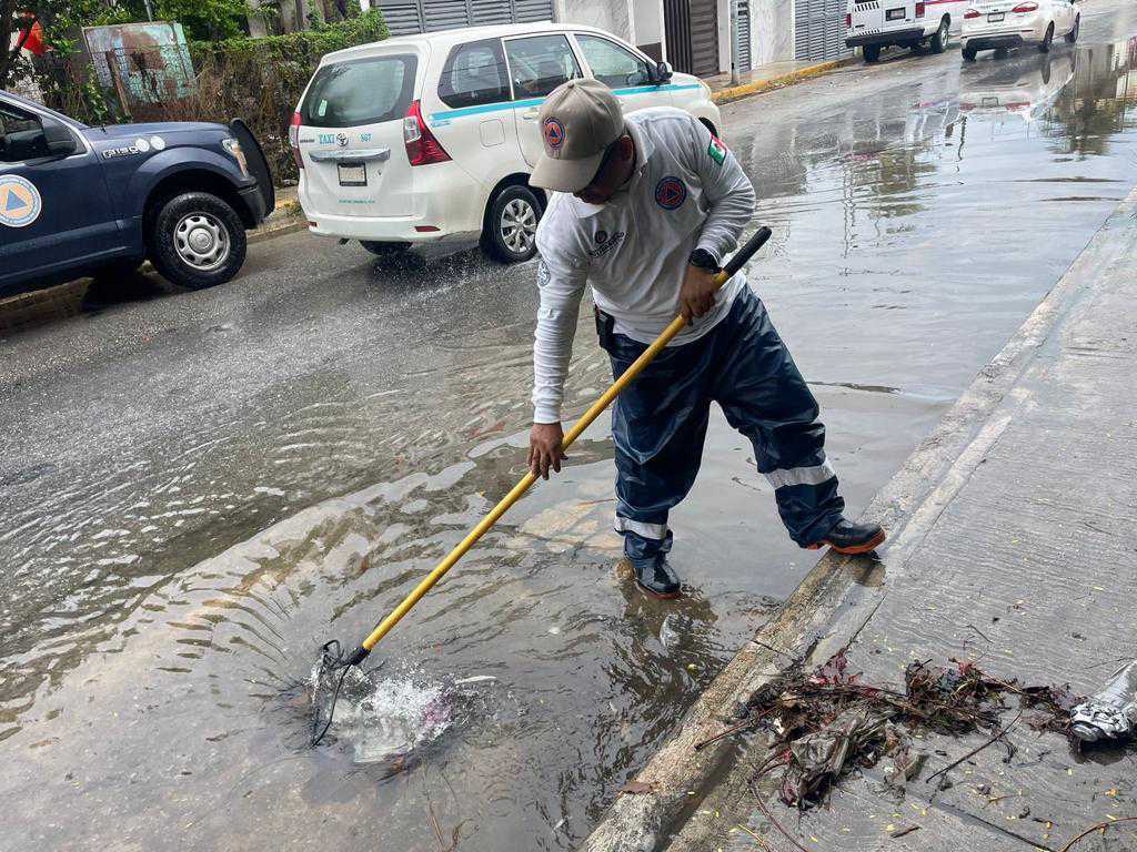 Cuadrillas limpian alcantarillas y eliminan encharcamientos de arterias