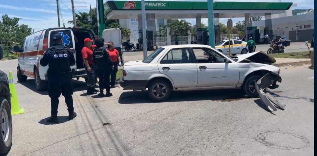 Cuatro personas resultan heridas tras violenta colisión entre dos vehículos en Chetumal 1 Cuatro personas resultan heridas tras violenta colision entre dos vehiculos en Chetumal 1