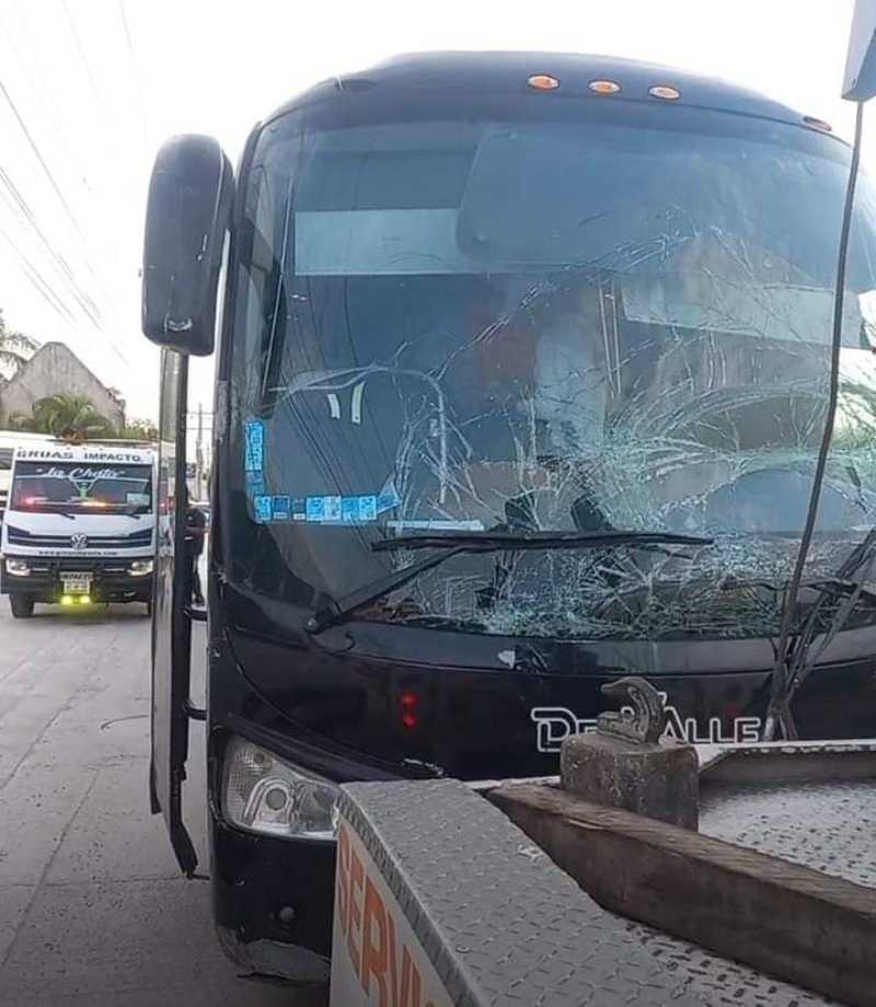 Cuatro vehículos chocan en el Boulevard de Playa del Carmen debido al exceso de velocidad de un autobús