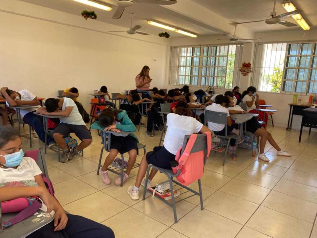 Cuidado Integral en Quintana Roo: Programa 'Colección de Apapachos' para el Bienestar de Niños y Adolescentes"
