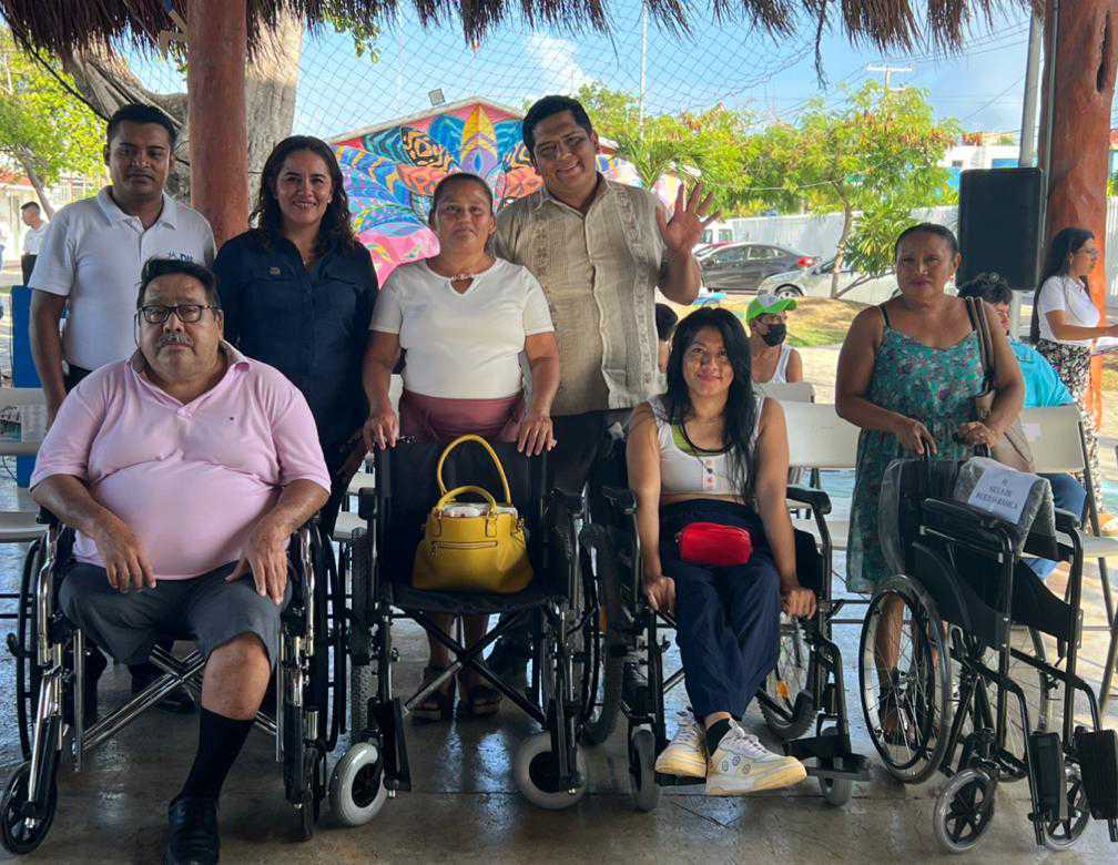 DIF Solidaridad brinda asistencia social a quienes mas lo necesitan con entrega de sillas de ruedas 1