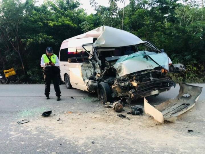 DRAMÁTICO ENCUENTRO: Violento choque entre Combi y Autobús en La Ruta de los Cenotes deja una decena de heridos