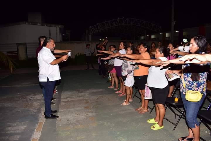 Defender la Transformación por el bien de todos: Sanén Cancún.- Los fines de semana el regidor benitojuarense Jorge Sanén Cervantes, los aprovecha para realizar trabajos propios de su encargo dentro de Morena y considera que por el bien de todos es prioritario constituir los comités de la defensa de la Cuarta Transformación. En breve entrevista el Consejal comentó que el trabajo por el Movimiento de Regeneración Nacional (Morena) es contínuo, "seguimos sumando comités para la defensa de la 4ta Transformación. En compañía de nuestra compañera y compañeros, Genny Uc, Martin Huchin y Marcos Basilio Saldivar". Sanén Cervantes informó que este sábado le tomaron protesta a diez comités de las secciones electorales 1058 y 1059 pertenecientes a Cancún, en el Fraccionamiento de Ciudad Natura; los que llegan para sumarse a la estructura de la Defensa de la Transformación como lo ha instruido la Coordinadora Nacional, la doctora Claudia Sheinbaum Pardo. Enfatizó que los fines de semana no deja de trabajar por los benitojuarenses, actividad que realiza 24/7 como lo ha instruido la Gobernadora desde que ocupó la presidencia municipal de Benito Juárez. "Nosotros aprendimos de nuestra compañera Gobernadora Mara Lezama, que nos enseñó a trabajar 24/7 a favor de los gobernados; además sacamos tiempo para atender las labores propias de nuestro encargo dentro del partido", concluyó.