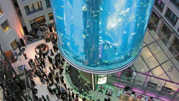 Dentro del Radisson de Berlín, revienta el acuario cilíndrico más grande del mundo