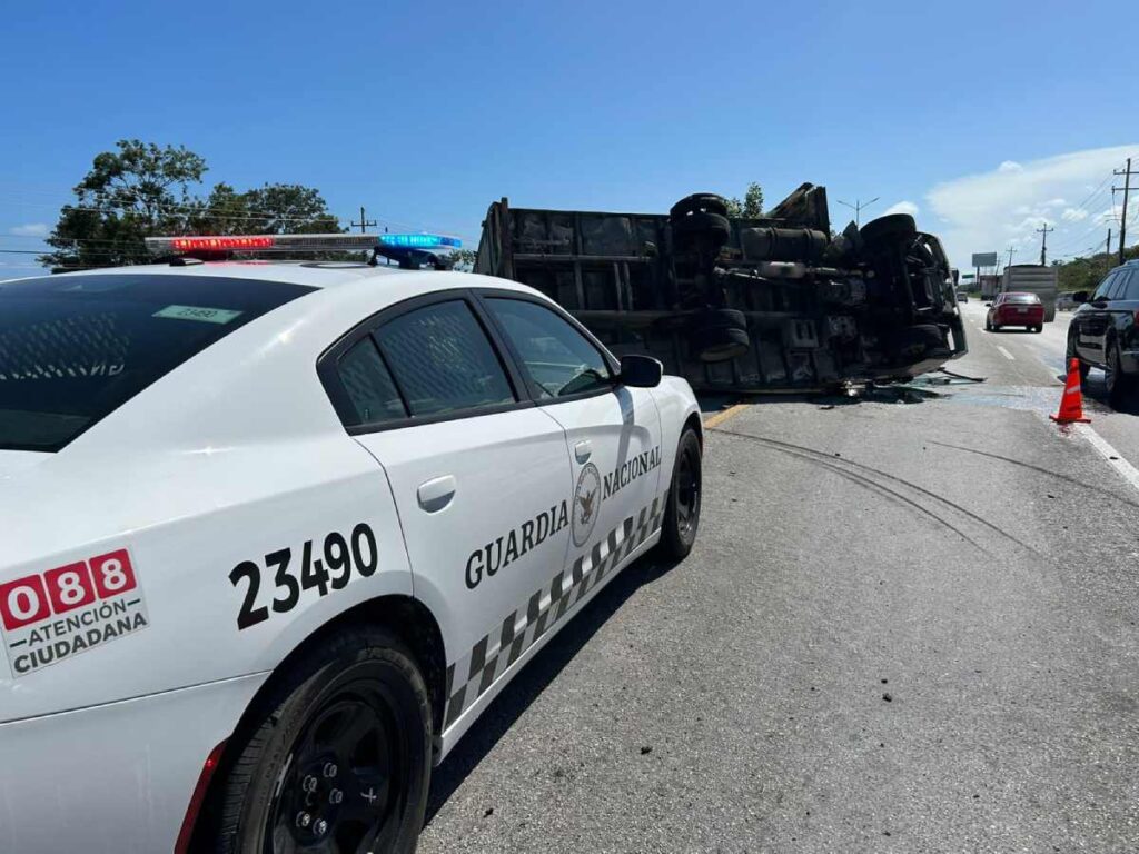 Desafortunado Suceso en Carretera: Camioneta Cargada de Hielo Queda en Riesgosa Posición cerca de Punta Maroma, Playa del Carmen