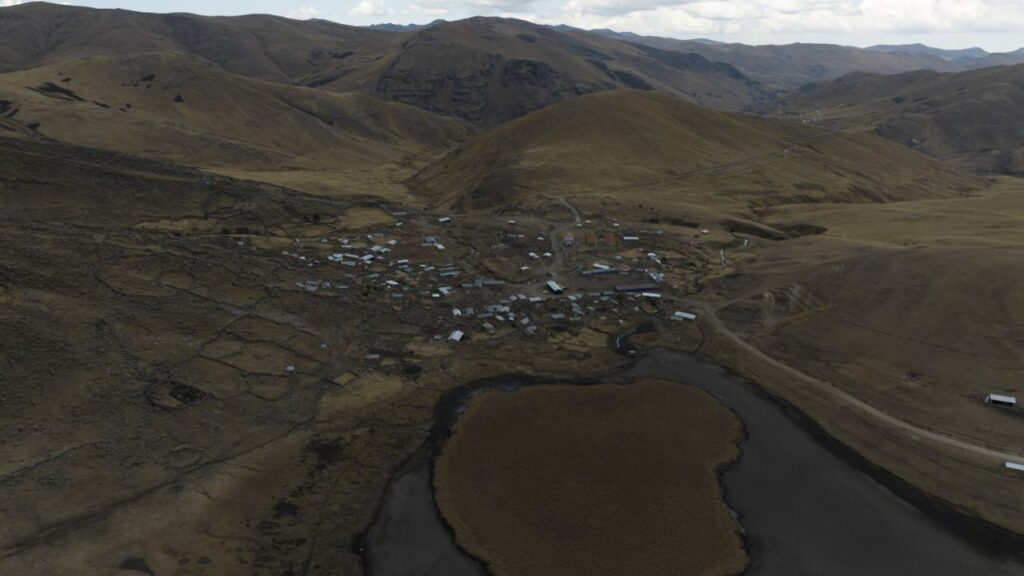 Desaparece laguna en Perú por el cambio climático, ¿inicia en fin del mundo?