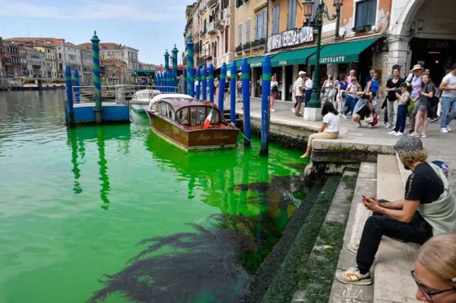 Descubren una misteriosa y luminosa mancha verde en el canal Trax de Venecia 1