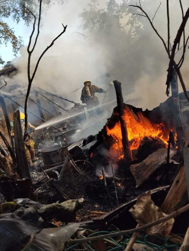 Devastador incendio arrasa con una residencia de madera en Chetumal 1 Devastador incendio arrasa con una residencia de madera en Chetumal 1