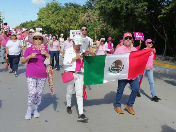 "EL INE NO SE TOCA": Playenses marchan sin políticos