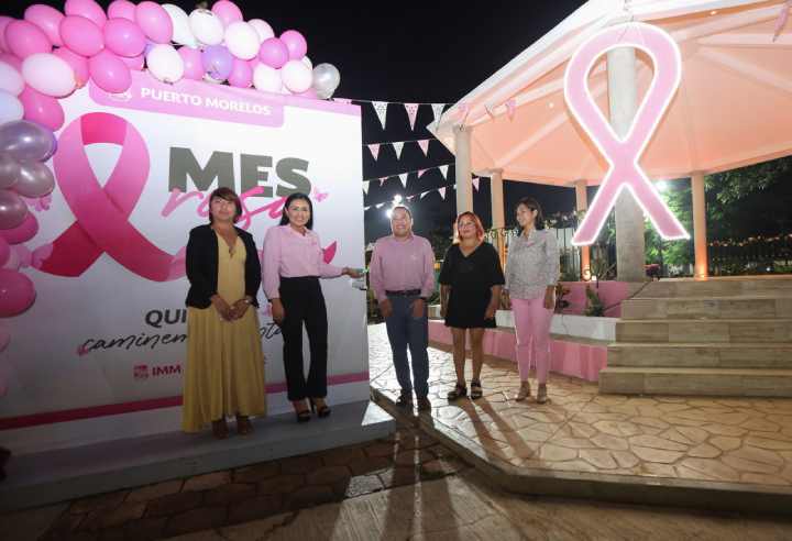 EN EL MES DE LA LUCHA CONTRA EL CANCER DE MAMA SE ILUMINA DE ROSA EL KIOSCO DEL PARQUE DE LEONA VICARIO 2