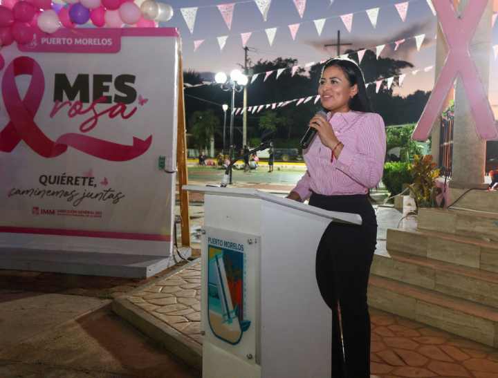 EN EL MES DE LA LUCHA CONTRA EL CÁNCER DE MAMA, SE ILUMINA DE ROSA EL KIOSCO DEL PARQUE DE LEONA VICARIO